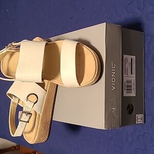 Womens White Vionic sandals sz 9.5 with original box